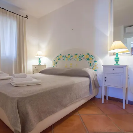 Guesthost - Square W Parking *