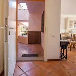 Guesthost - Square W Parking