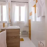 Guesthost - Square W Parking *