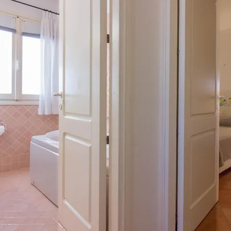 Luxury In Square With Parking Апартаменти *