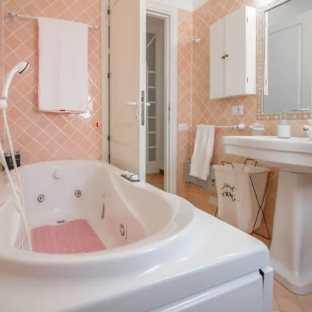 Luxury In Square With Parking Апартаменти *