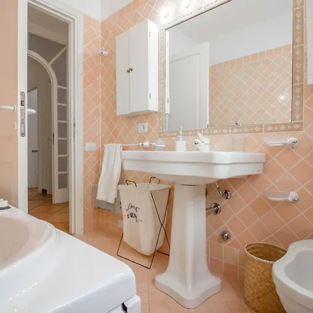 Luxury In Square With Parking *