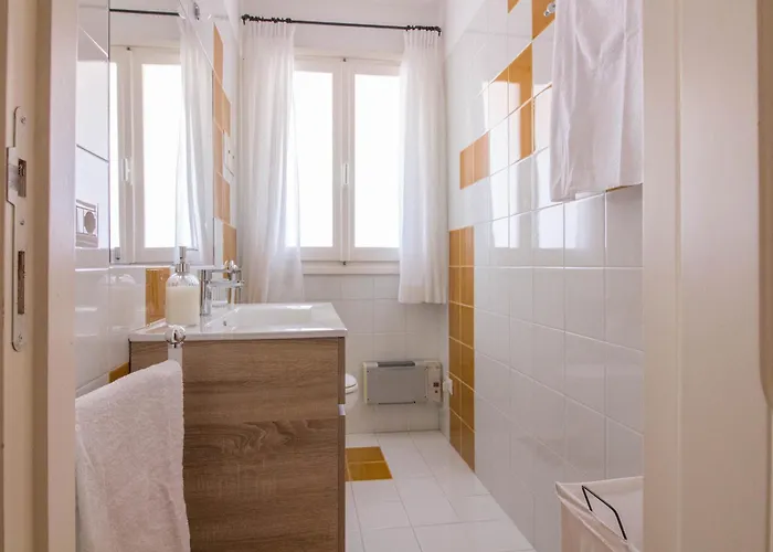 Guesthost - Square W Parking *