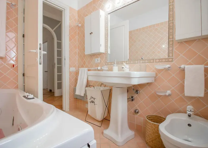 Guesthost - Square W Parking *