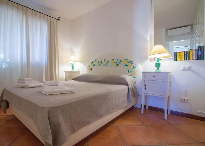 Guesthost - Square W Parking *