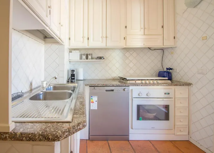 Guesthost - Square W Parking *