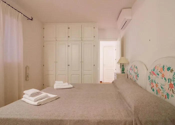 Guesthost - Square W Parking *